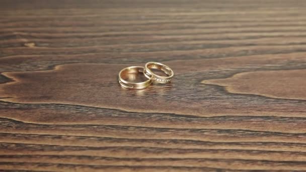 Wedding rings on the table rotation - Materiał filmowy, wideo