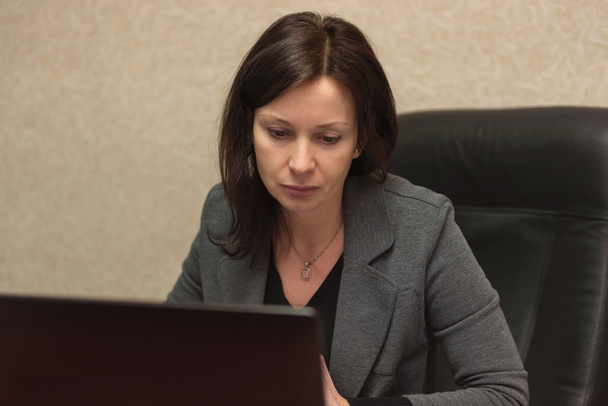 Kobieta w biurze przed komputerem. Ukraina. - Zdjęcie, obraz