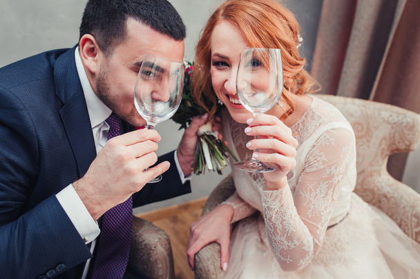 Braut und Bräutigam scherzen und lachen, setzen die Brille auf - Foto, Bild