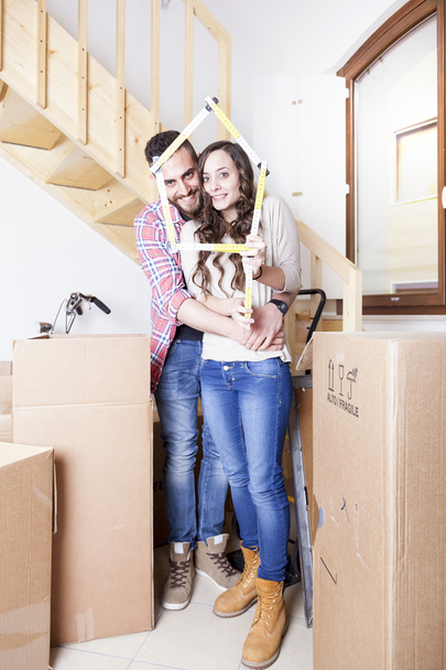 Jeune couple déménage dans une nouvelle maison
 - Photo, image
