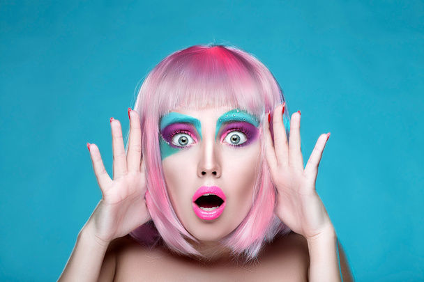 Шокированная и удивленная сексуальная девушка с креативным макияжем и розовым ха
 - Фото, изображение