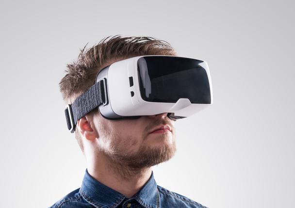 Man wearing virtual reality goggles - Фото, зображення