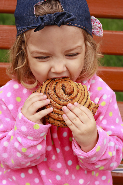Une petite fille mange
 - Photo, image