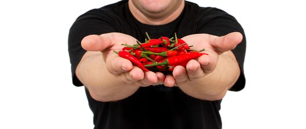 Kädet mies chili käsissään
 - Valokuva, kuva