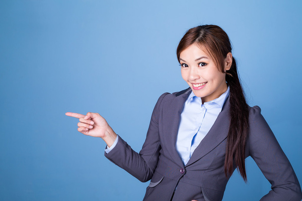 Молодая азиатская предпринимательница в деловом костюме
 - Фото, изображение
