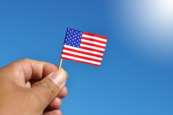 Αμερικανική σημαία στο μπλε του ουρανού για τέταρτο του Ιουλίου φόντο ημέρα ανεξαρτησίας - Φωτογραφία, εικόνα