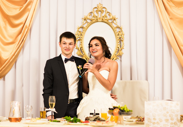 Νύφη και γαμπρός γιορτάζει με τους επισκέπτες στη ρεσεψιόν - Φωτογραφία, εικόνα
