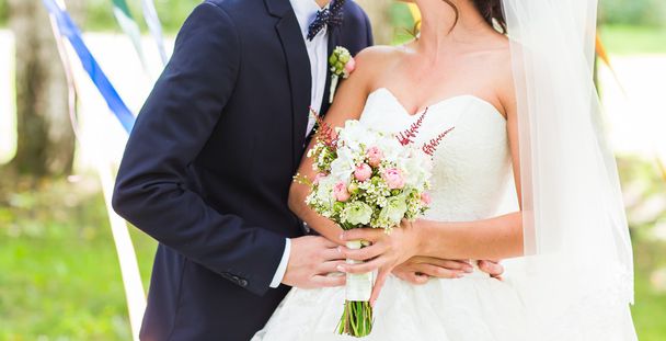 beau bouquet de mariage dans la main des mariées - Photo, image