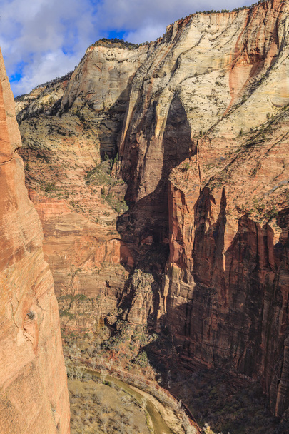 die steilen und landschaftlich reizvollen natürlichen Felsformationen im Zion-Nationalpark in den USA. - Foto, Bild