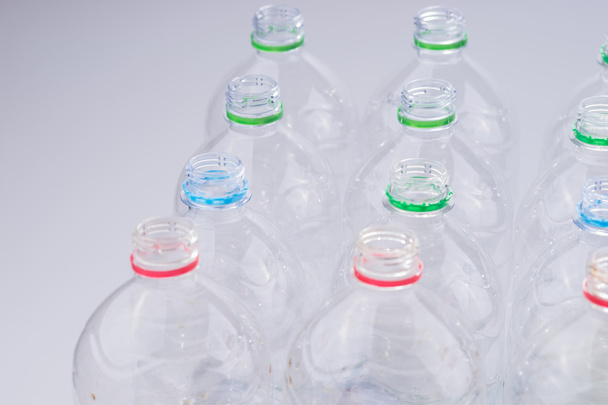 закрытие пустых использованных пластиковых бутылок
 - Фото, изображение