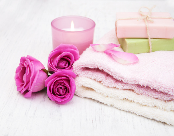 Fürdő törülközők, gyertya és szappan rózsaszín rózsa - Fotó, kép