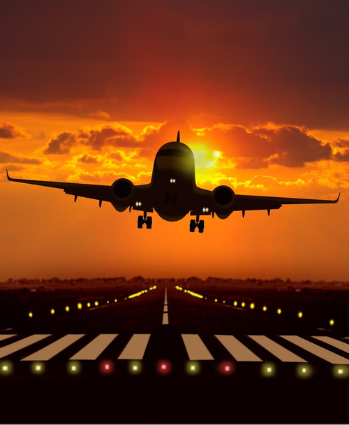 Flugzeug hebt bei Sonnenuntergang ab - Foto, Bild