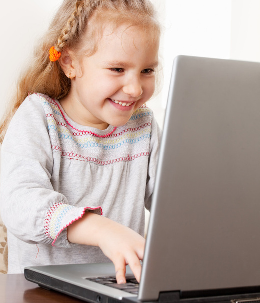 Child with laptop - Foto, Imagem