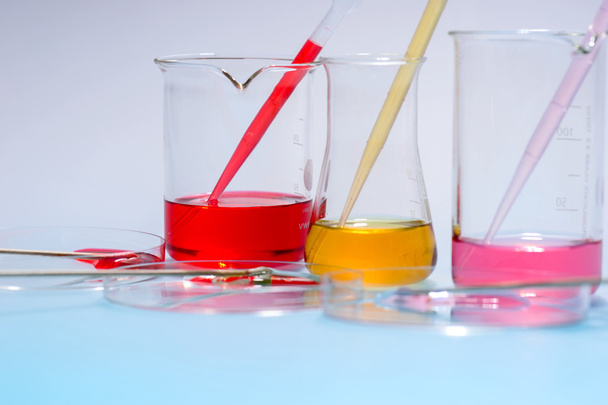 aparelho de laboratório de vidro com água a cores
 - Foto, Imagem