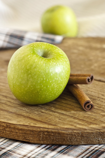 Apple and cinnamon sticks - Фото, изображение