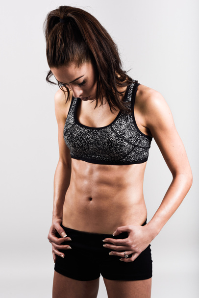 Genç seksi fitness kadın vücut beyaz arka plan üzerinde spor - Fotoğraf, Görsel