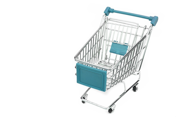 Nový prázdný modrý nákupní vozík izolovaný na bílém pozadí - Fotografie, Obrázek