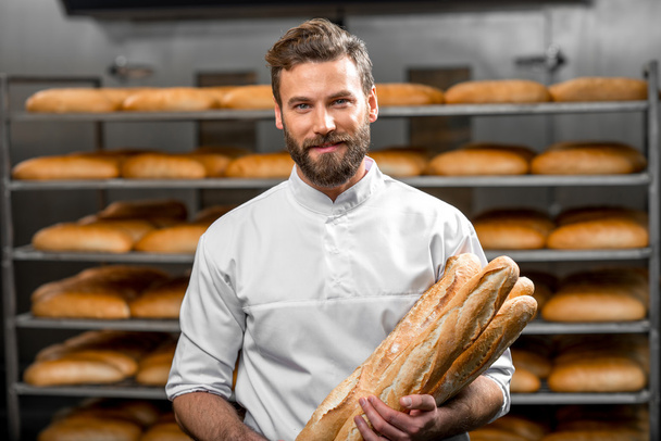 Üretim, baget ekmek tutan Baker - Fotoğraf, Görsel