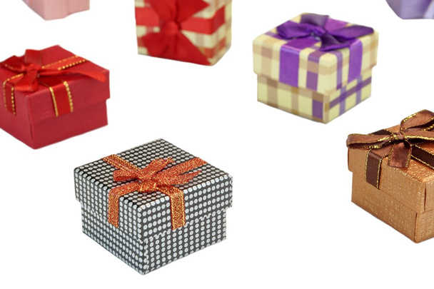 Πολλά πολύχρωμα κουτιά δώρων διάσπαρτα σε λευκό απομονωμένο φόντο - Φωτογραφία, εικόνα