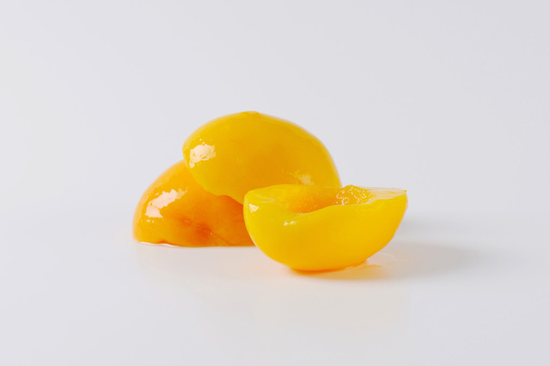 Половинки консервированных персиков
 - Фото, изображение