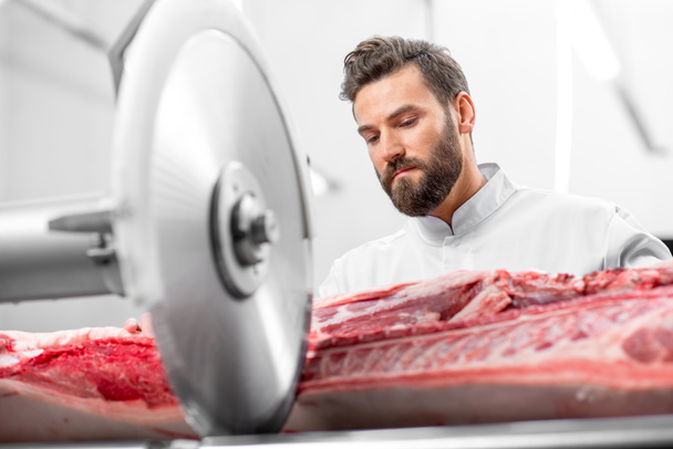 Hentes vágó hús a gyártási - Fotó, kép