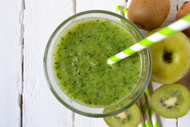 Smoothies of  kiwi, green apple and spinach, cooking process  - Foto, Imagen
