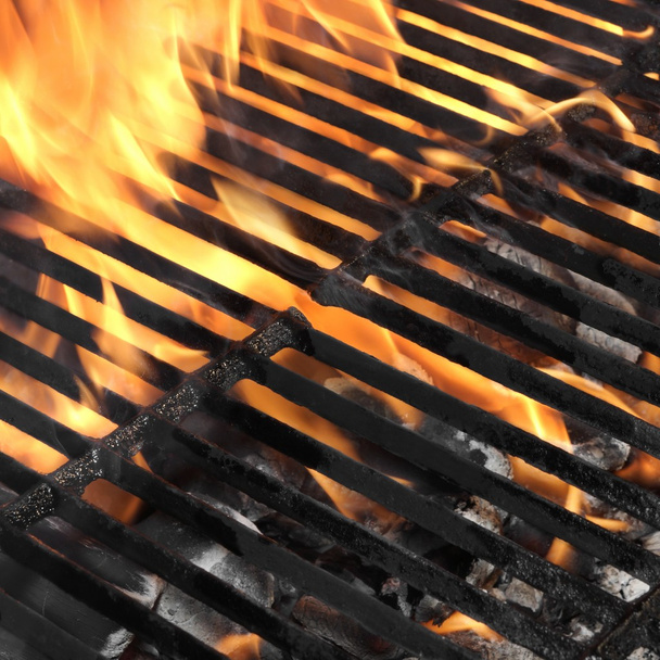 Tyhjä BBQ Fire Grilli ja polttava hiili kirkkailla liekeillä
. - Valokuva, kuva