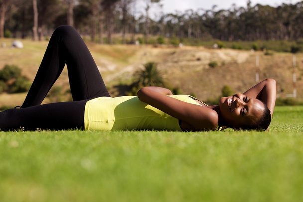 Tired fit woman relaxing at park - Foto, imagen