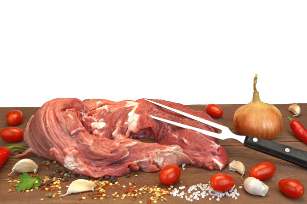 Bodegón con carne cruda de res en la madera rústica marrón
 - Foto, Imagen