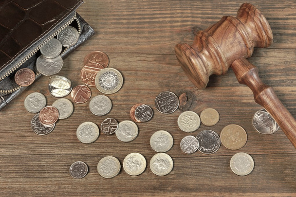 Monedero masculino abierto, monedas británicas y jueces martillo en madera
 - Foto, Imagen