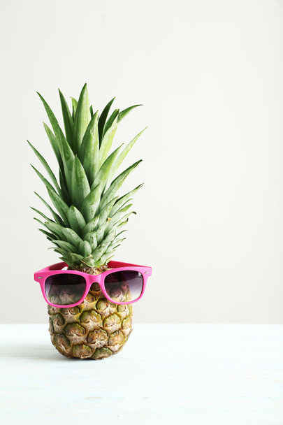 Ripe pineapple in sunglasses - Fotoğraf, Görsel