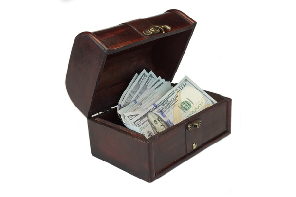 Vintage geöffnete Holzkiste mit Dollargeld isoliert auf weiß - Foto, Bild