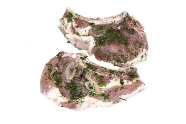 Filetes de cerdo marinados crudos aislados blancos de la costilla para la parrilla de la barbacoa
 - Foto, Imagen