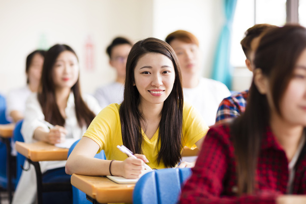 sorridente estudante universitário feminino sentado com colegas de classe
 - Foto, Imagem