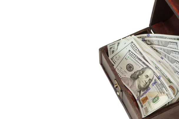 Урожай відкрита дерев'яна коробка з доларом готівкою ізольовані на білому
 - Фото, зображення