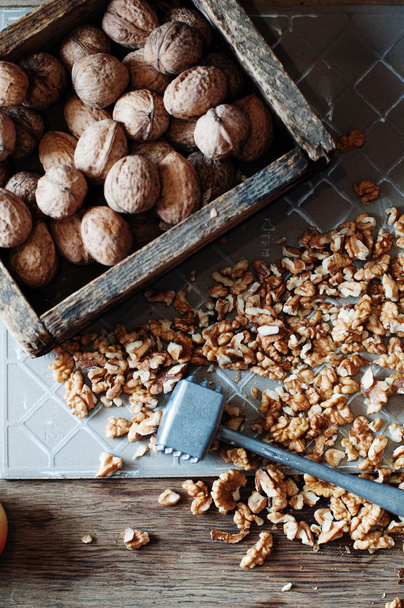 Ядра грецкого ореха и целые грецкие орехи на деревенском деревянном столе. Кто
 - Фото, изображение