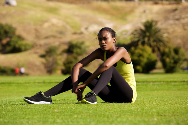 Спортивная женщина расслабляется после тренировки
 - Фото, изображение