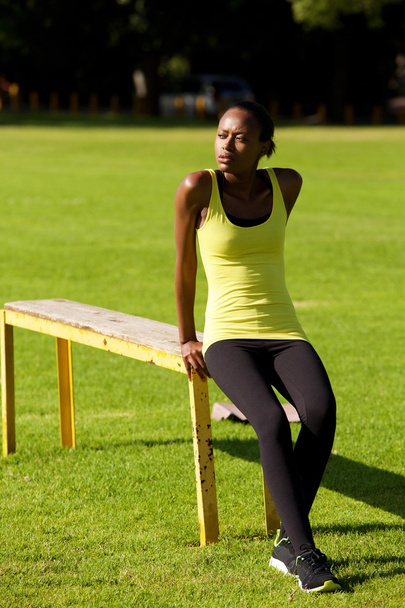 Подходит молодая женщина, расслабляющаяся после тренировки
 - Фото, изображение