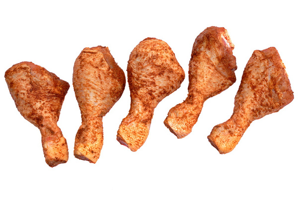 ungekocht trocken geriebene Hühnerkeulen isoliert auf weißem Hintergrund - Foto, Bild