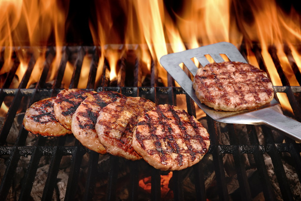 Hambúrgueres de carne no churrasco em chamas quente Grill de carvão
 - Foto, Imagem
