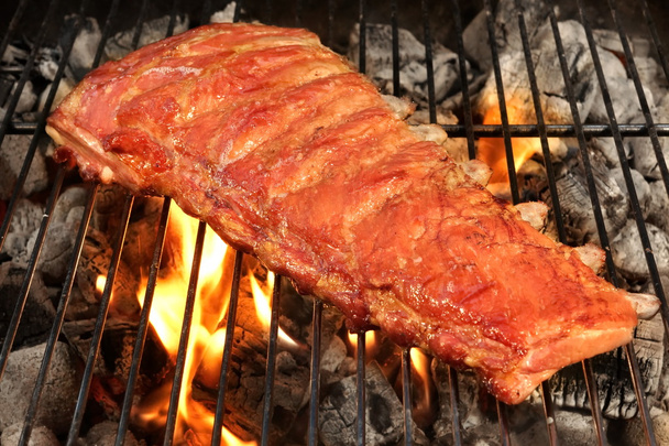 Alevler ile domuz eti bebek geri veya Barbekü kaburga ızgara - Fotoğraf, Görsel