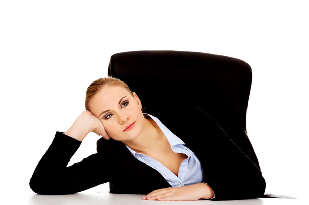 Fáradt üzleti nő a pult mögött ülő - Fotó, kép