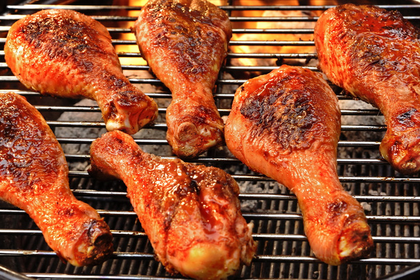 Jambes de poulet BBQ rôties sur le gril de charbon chaud
 - Photo, image