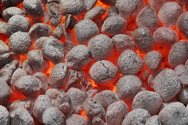 Barbecue Grill Pit avec des briquettes de charbon de bois chaud brillant, Gros plan
 - Photo, image