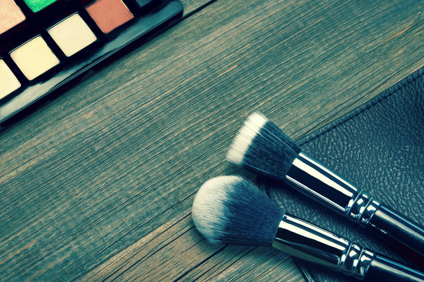 Professionele make-up borstel op de ruwe hout achtergrond - Foto, afbeelding