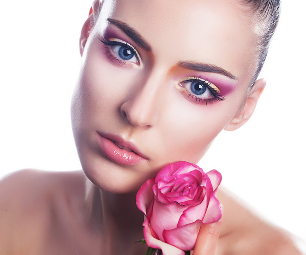 sensuele schoonheid meisje gezicht met bloem - roze roos - Foto, afbeelding