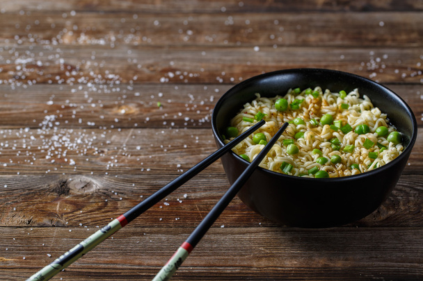 Bowl of noodles with fresh peas and chopped onion. - Fotografie, Obrázek