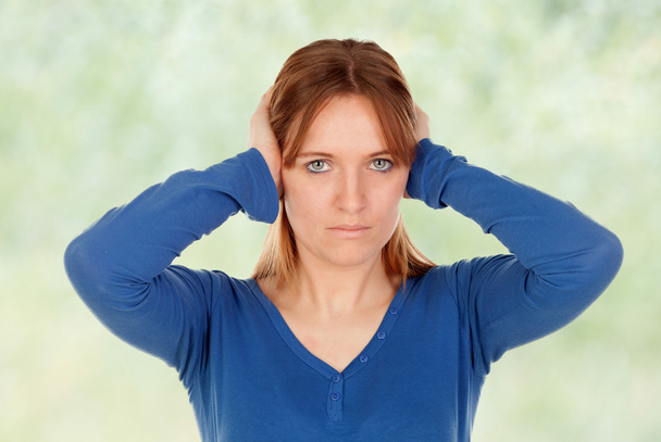 triest vrouw die betrekking hebben op haar oren - Foto, afbeelding