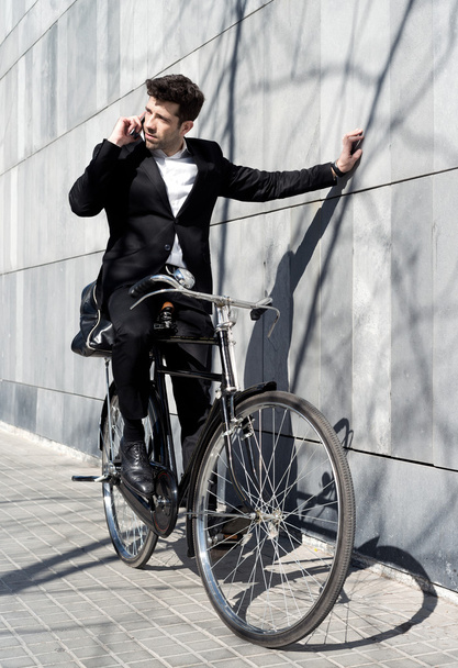 businessman speaks by telephone cycled - 写真・画像