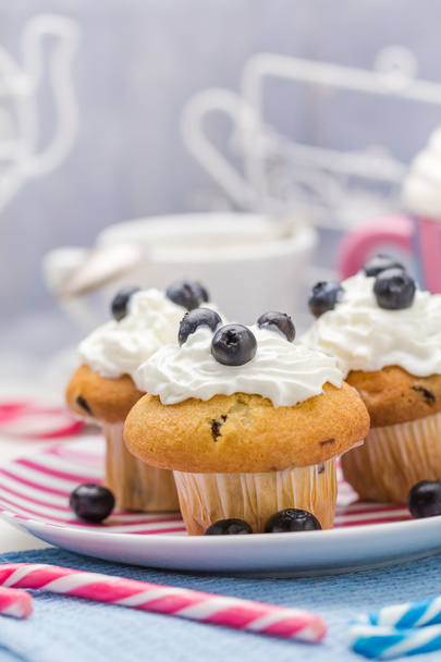Sweet delicious muffins cream cranberries - Фото, зображення